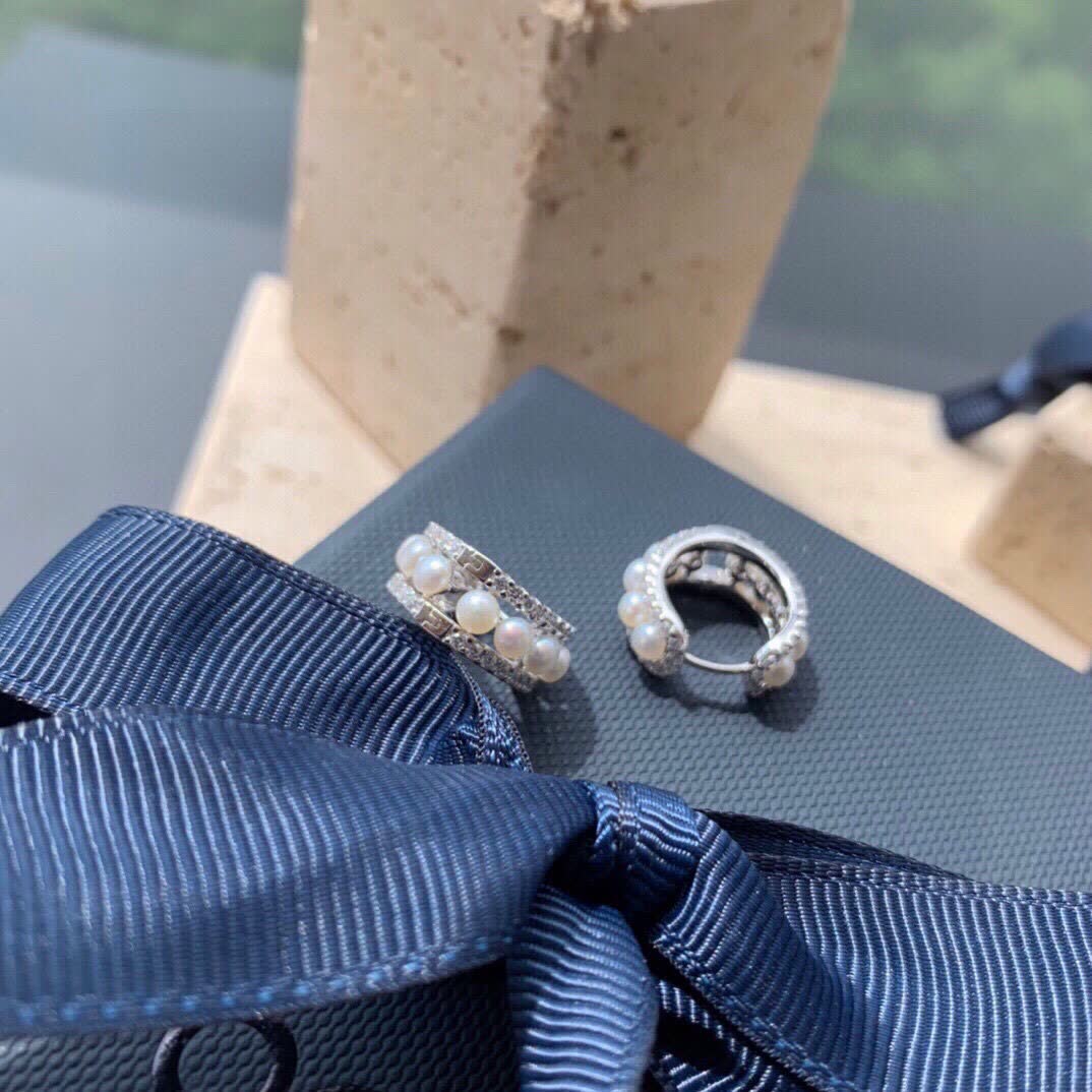 APM Monaco Elegant Pearl Hoop Earrings